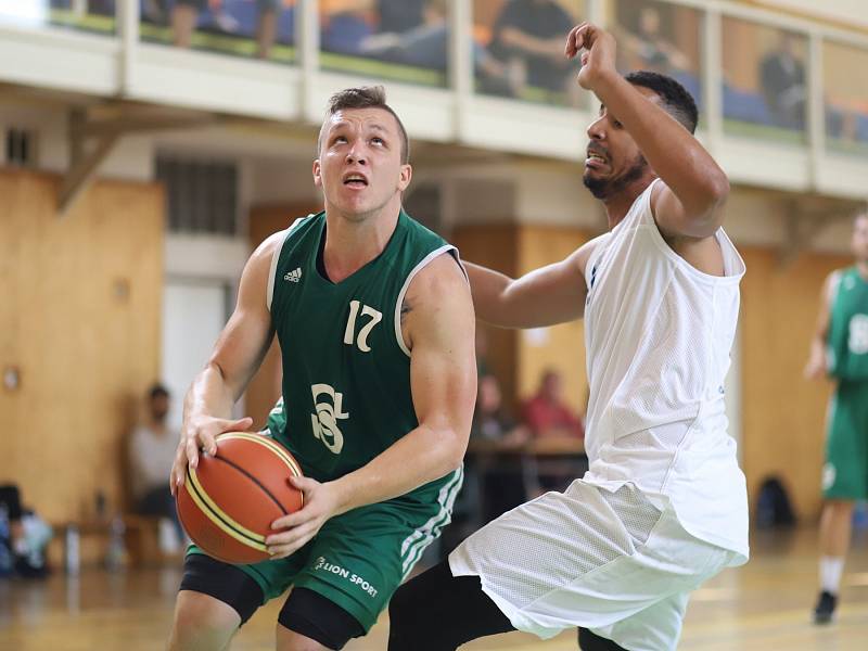 Basketbalisté Karviné (v zeleném) zdolali VŠB Ostrava a skončili na Emil Cupu druzí.