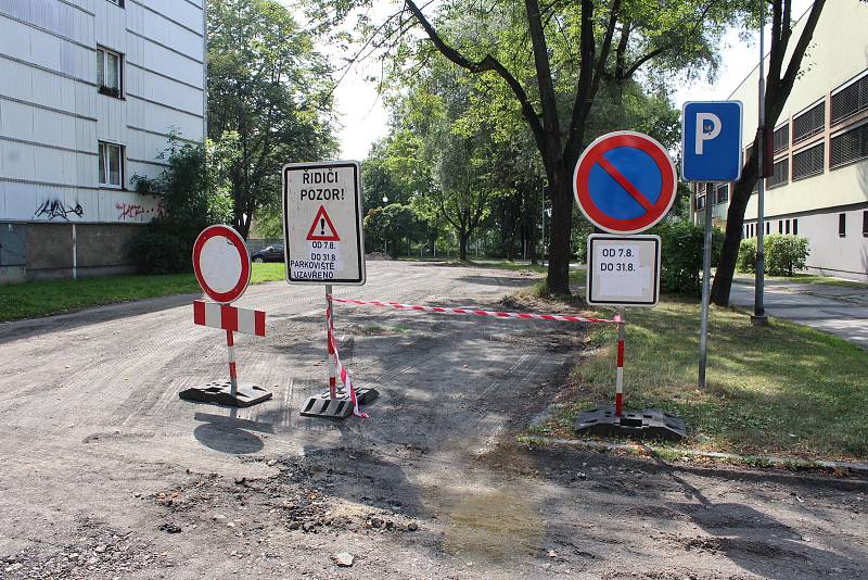 V Karviné se přes léto začalo s opravami hned několika chodníků, cyklostezky a dvou parkovišť.