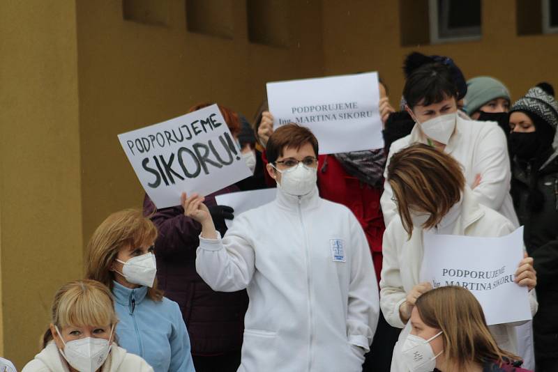 Snímky z lednového protestu zdravotníků před třineckou nemocnicí, kteří nesouhlasí s odvoláním ředitele nemocnice Martina Sikory.