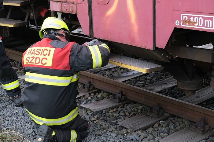 Vždy tři desítky profesionálních hasičů z Hasičského záchranného sboru Moravskoslezského kraje a Správy železnic i s kvalitní technickou podporou se vystřídaly během třídenního výcviku na několika vyřazených vagonech, který se konal v Bohumíně.