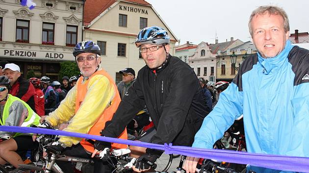  Okolo pěti set cyklistů se v sobotu postavilo na start pelotonu, který projel po nové cyklostezce spojující Chotěbuz s Bohumínem.
