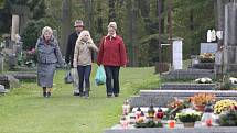 Stovky lidí i na Karvinsku zamířily o tomto víkendu na hřbitovy. Důvodem byl svátek Památka zesnulých neboli Dušičky.