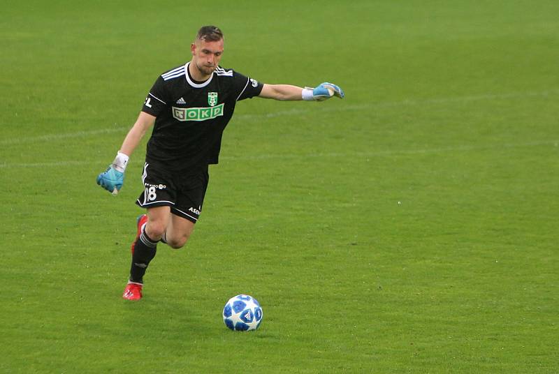 Karvinští fotbalisté (v bílém) se výhrou nad Duklou naladili na baráž.