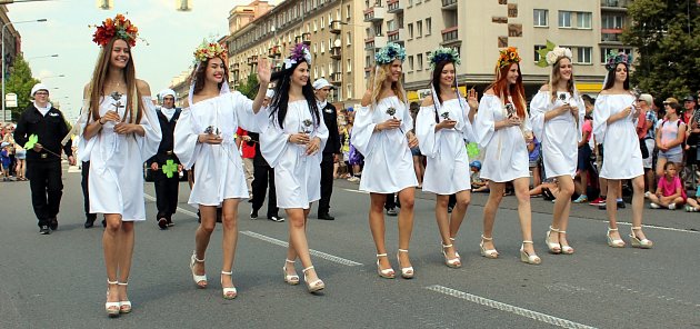 Finalistky Miss Reneta 2018 v květinovém korzu.