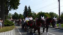 Ve Stonavě slavili v neděli tradiční dožínky. Obcí projel průvod alegorických vozů, světil se chléb, lidé mohli ochutnat koláčky nebo prejt.