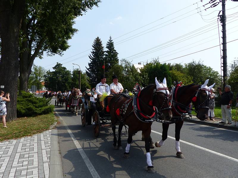 Ve Stonavě slavili v neděli tradiční dožínky. Obcí projel průvod alegorických vozů, světil se chléb, lidé mohli ochutnat koláčky nebo prejt.