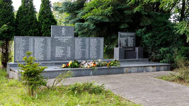 Památník věnovaný 108 horníkům, kteří zahynuli při tragédii na Dole Dukla 7. července 1961.