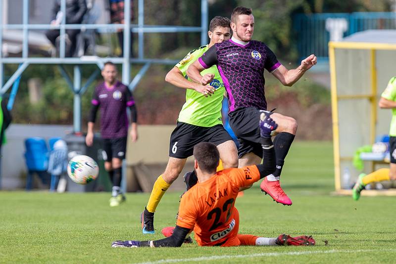 Bohumínští fotbalisté (v tmavém) prohráli v Opavě B 1:5.