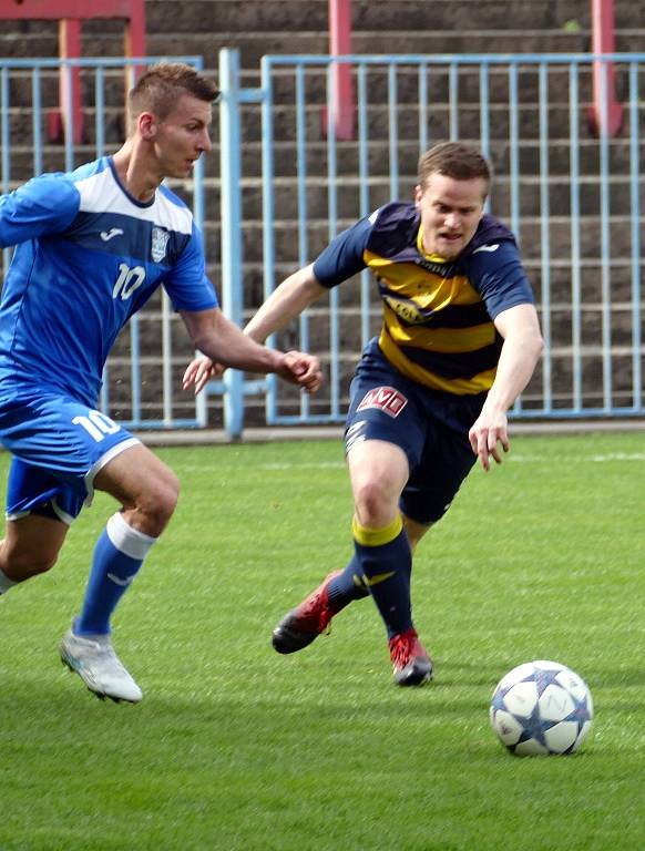 Havířovští fotbalisté (v modrém) přehráli Frýdlant jasně 3:0.