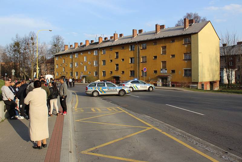 Policejní pyrotechnik musel zasahovat v sobotu odpoledne v domě v Dukelské ulici v Havířově-Šumbarku, kde nájemník našel dělostřelecký granát z 1. světové války. Po dobu zásahu museli být lidé evakuováni.