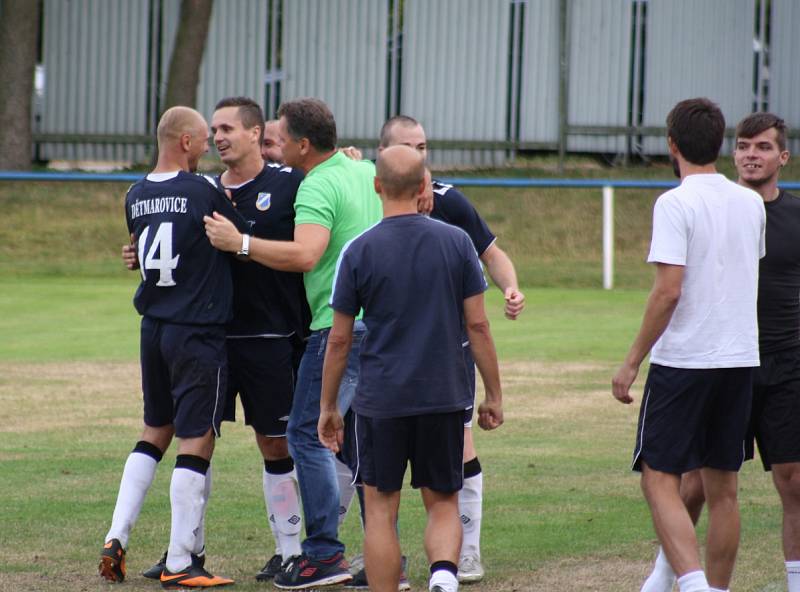 Fotbalové derby mezi Dětmarovicemi (v modrém) a Orlovou vyhráli domácí.