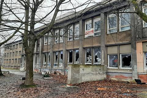 Část levého křídla ubytovny Předvoj v Karviné-Novém Městě je zcela zdevastované, má rozbitá okna a scházejí se tam bezdomovci. Únor 2024.