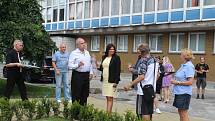 Vedení lázní slavnostně otevřeno novou kolonádu před  Rehabilitačním sanatoriem v Karviné-Hranicích.