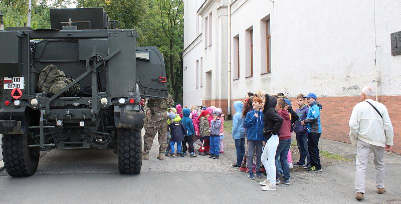 Polští vojáci jednotek NATO přijali pozvání polské základní školy v Karviné a přivezli dětem ukázat svou výstroj a techniku, se kterou se účastní i Dne NATO v Ostravě.