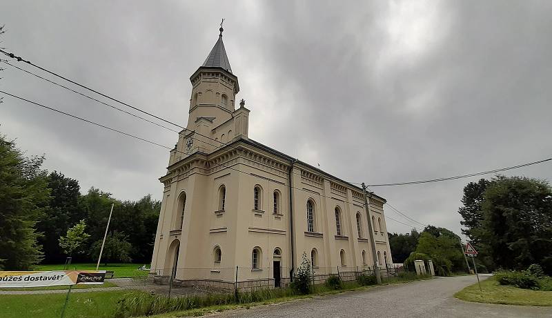 Členové evangelické farnosti v Orlové se pustili do rekonstrukce budovy fary a okolí kostela.