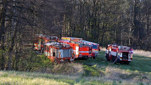 VIDEO: V Petřvaldu hořel les. Hasiči brali vodu od místního marketu -  Karvinský a havířovský deník