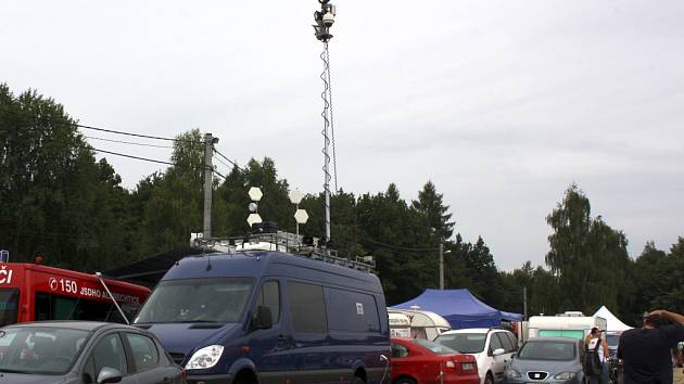 Speciální policejní monitorovací vůz v depu závodních strojů v Těrlicku. 