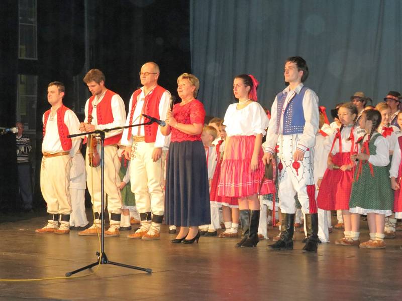 Koncert Souboru lidových písní a tanců Vonička v Kulturním domě Petra Bezruče. 