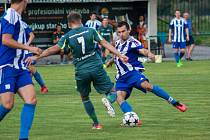 Třetí výhru v I.A třídě si připsali na konto fotbalisté Albrechtic (v modrém), kteří doma zdolali Dobratice 3:0.