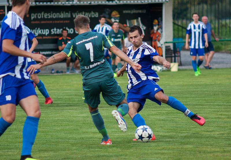 Třetí výhru v I.A třídě si připsali na konto fotbalisté Albrechtic (v modrém), kteří doma zdolali Dobratice 3:0.