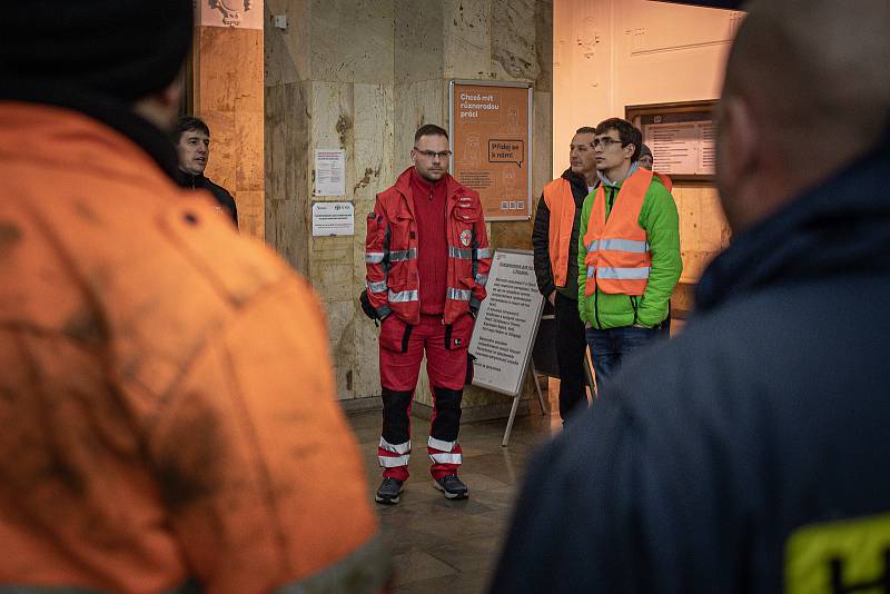 Noční vlakové spoje přivážejí ukrajinské válečné uprchlíky na nádraží, 18. března 2022 v Bohumíně. Ředitel ČČK Karviná Oldřich Gbelec.