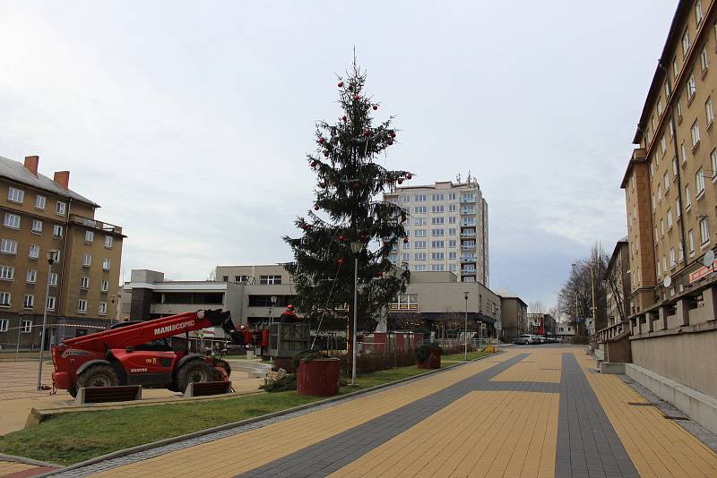Silný vítr poškodil vánoční strom na náměstí TGM v Havířově-Šumbarku. Kvůli prasklému kmeni musel být předčasně skácen.