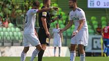 Karvinští fotbalisté (v bílém) podali proti Plzni kvalitní výkon. Nicméně prohráli 0:1.