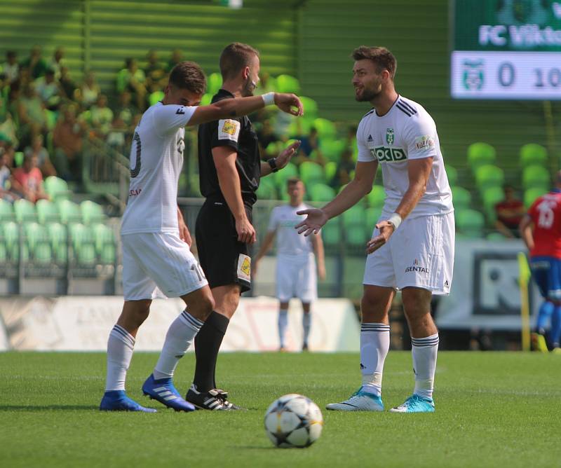 Karvinští fotbalisté (v bílém) podali proti Plzni kvalitní výkon. Nicméně prohráli 0:1.