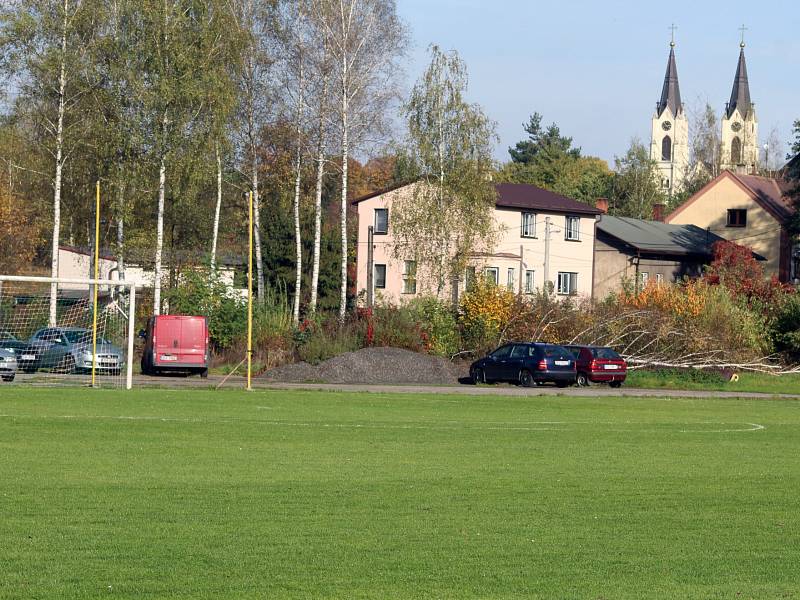 Panorama fotbalu ve staré Orlové tvoří kostel Narození Panny Marie.