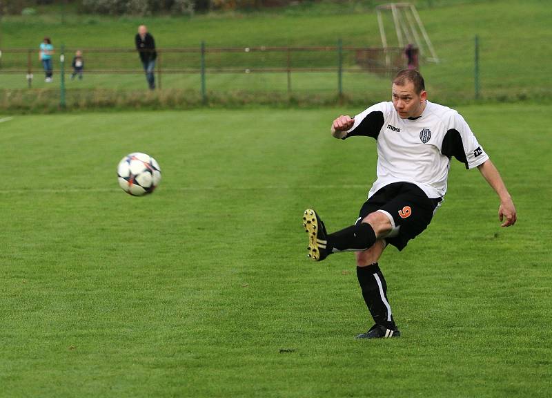 V derby v I.A třídě se z výhry nad Albrechticemi (v bílém) radovali hráči Dolních Datyní.