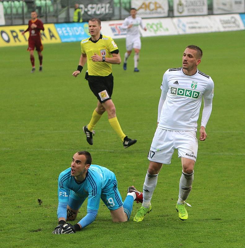 Karvinští fotbalisté (v bílém) se výhrou nad Duklou naladili na baráž.