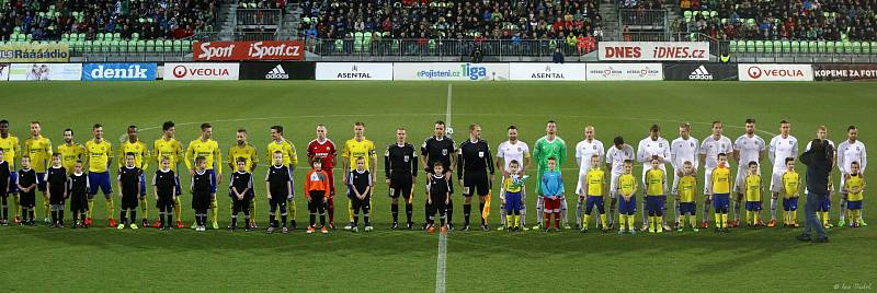 V posledním utkání 19. kola nejvyšší fotbalové soutěže porazili Karvinští (v bílém) Zlín 1:0.