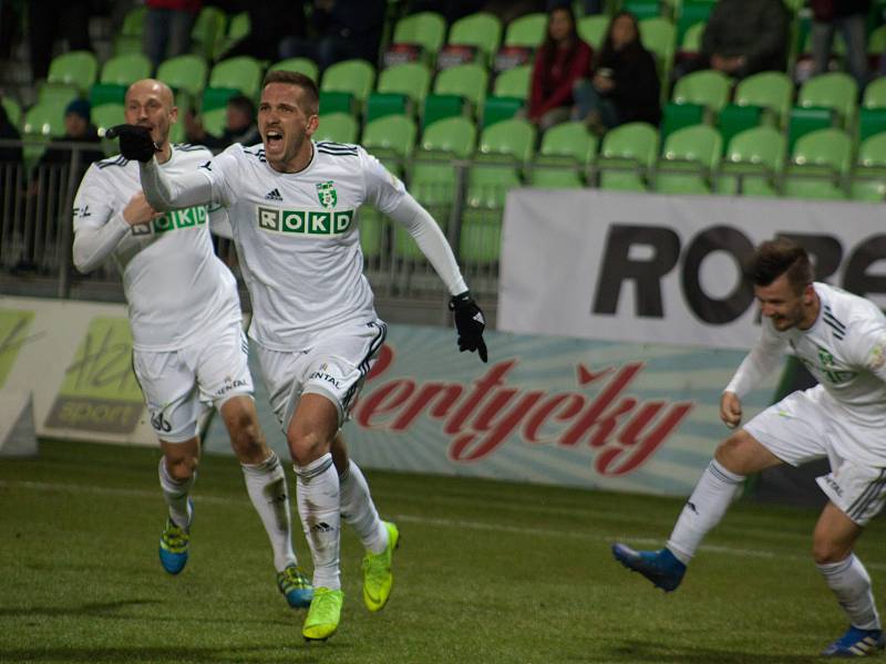 Karvinští fotbalisté (v bílém) porazili doma Jablonec a odpoutali se z posledního místa v tabulce.