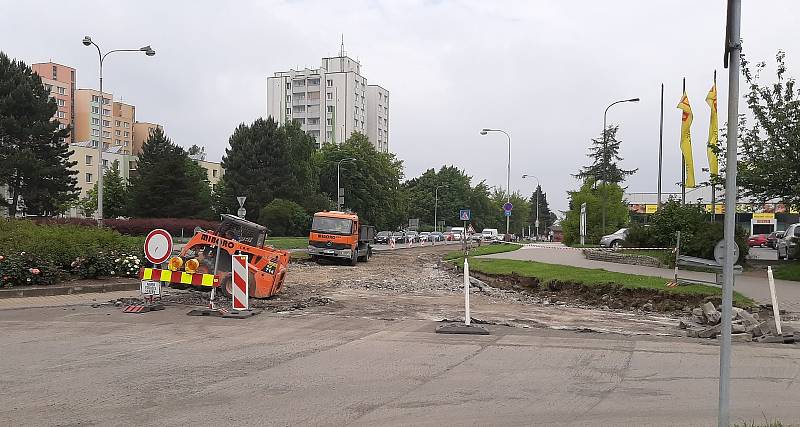 Složitá je dopraví situace v centru Orlové. U nemocnice začala oprava kruhového objezdu u tamní nemocnice a vjezdu na sídliště V. etapa. Jezdí se kyvadlo na semafory.