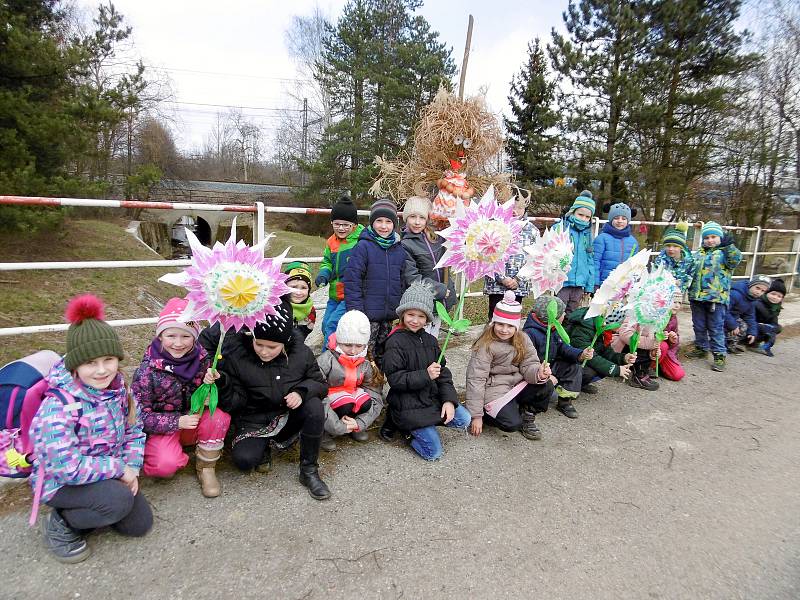 „Zimo, zimo, táhni pryč.“ Za doprovodu písničky vhodily děti Morenu do nedaleké Mlýnky.