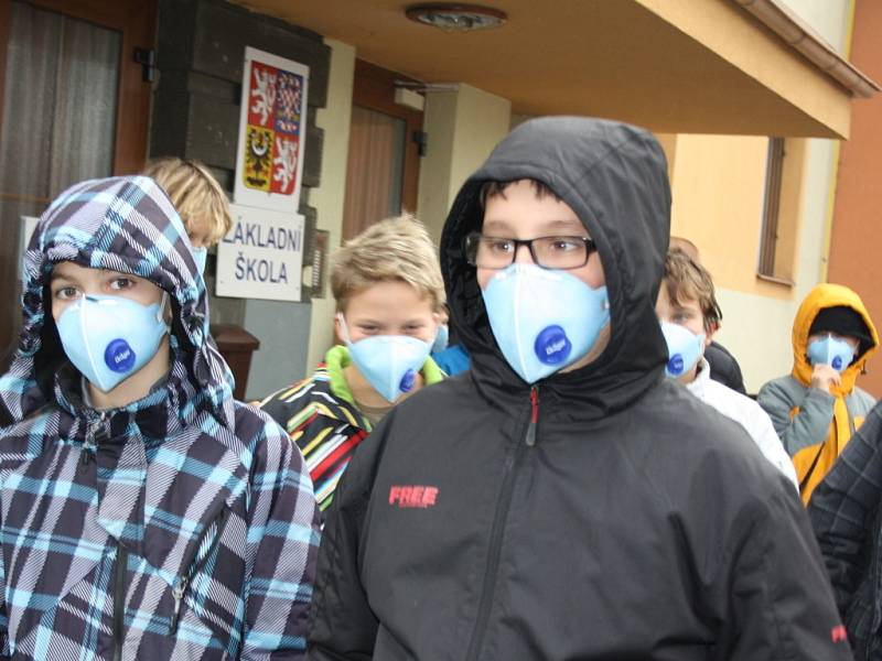 Školáci ve Stonavě na Karvinsku chodí v době smogové inverze s respirátory. 