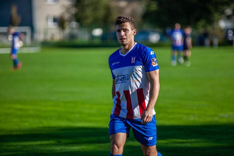 Okresní derby o prvenství v I.A třídě zvládla Orlová (tmavé dresy), která vyhrála v Albrechticích 2:1.