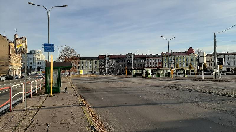 Současná podoba autobusového nádraží v Českém Těšně. Na tomto místě má vyrůst moderní dopravní terminál. Stav v listopadu 2020.