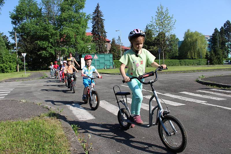 Děti prvního stupně základních škol v Českém Těšíně chodí pravidelně na výuku na dopravní hřiště.