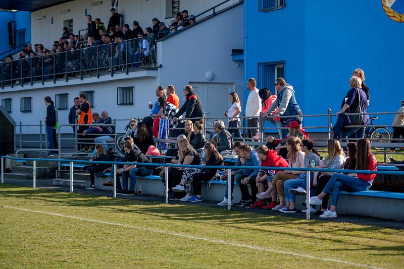 Okresní derby v divizi. Dětmarovice (v bílém) porazily Havířov 1:0.