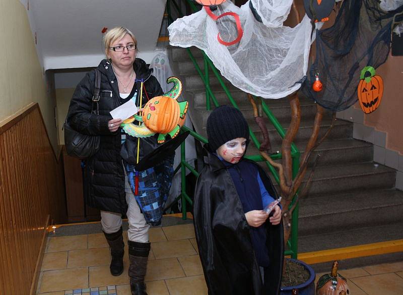 Českotěšínské děti si daly v předvečer všech svatých dostaveníčko v DDM na Hrabinské ulici, kde si mohli v několika dílnách vyrobit masky anebo absolvovat nejrůznější soutěže spojené s halloweenem.