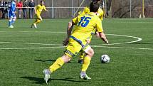 Havířovští fotbalisté (v modrém) při vstupu do jarní části divize zdolali Šternberk 5:0.