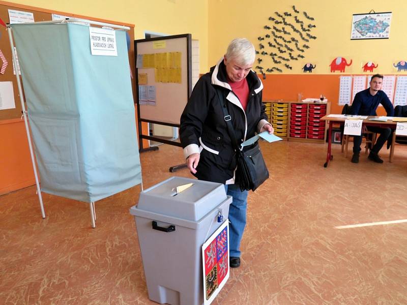 Volby v budově ZŠ Žákovská v Havířově.