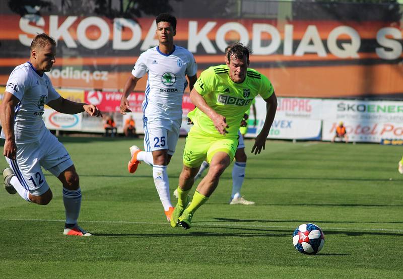 Utkání Mladá Boleslav (v bílém) - Karviná 1:0.