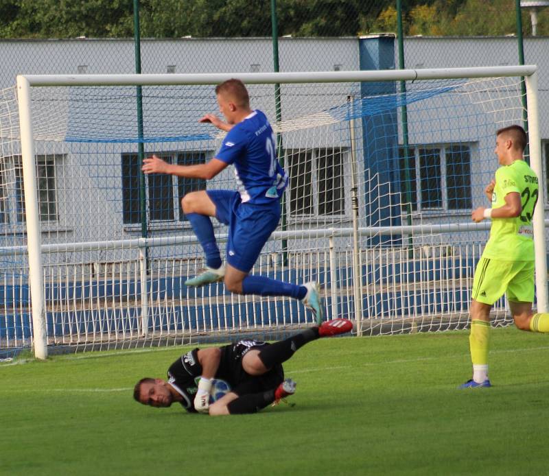 Karvinští fotbalisté (v zeleném) vyhráli ve Frýdku-Místku 3:1.