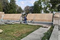 Rekonstrukce pomníku obětem sedmidenní války v roce 1919 na orlovském hřbitově, rok 2023.