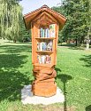 Vyřezávaná knihovnička v hornosušském parku.