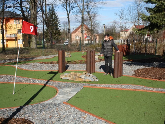 Hřiště klasického minigolfu vedle Domu PZKO ve Stonavě se proměnilo v moderní adventure golf. 