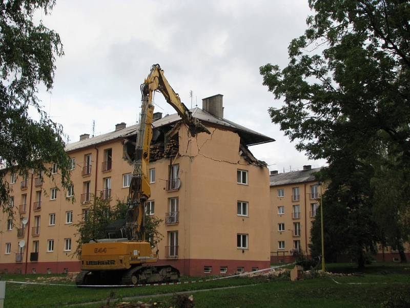 Demolice střechy a bytu v domě, který poškodil výbuch plynu. 