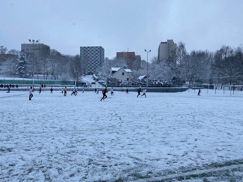 Fotbalisté šesti ze sedmi zúčastněných týmů i přes nepřízeň počasí rozehráli v sobotu 21. ledna 2023 turnaj O pohár starostky města Orlová.